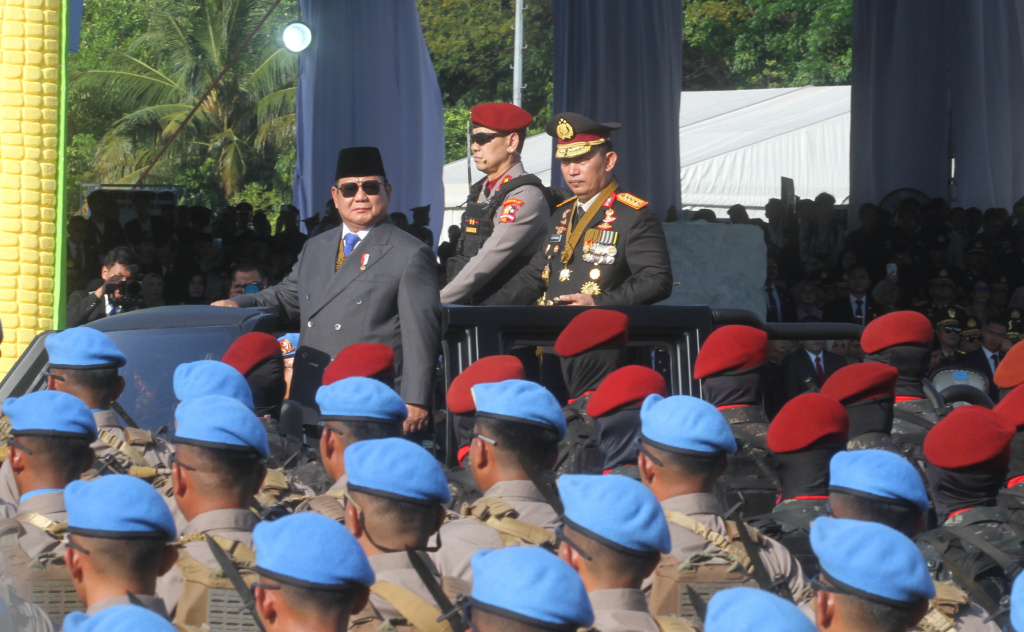 Presiden Prabowo Subianto dan Kapolri Jenderal Listyo Sigit Prabowo melakukan pengecekan pasukan di HUT ke-79 Bhayangkara di Monas, Jakarta, Selasa (1/7/2025). (Beritanasional.com/Oke Atmaja)