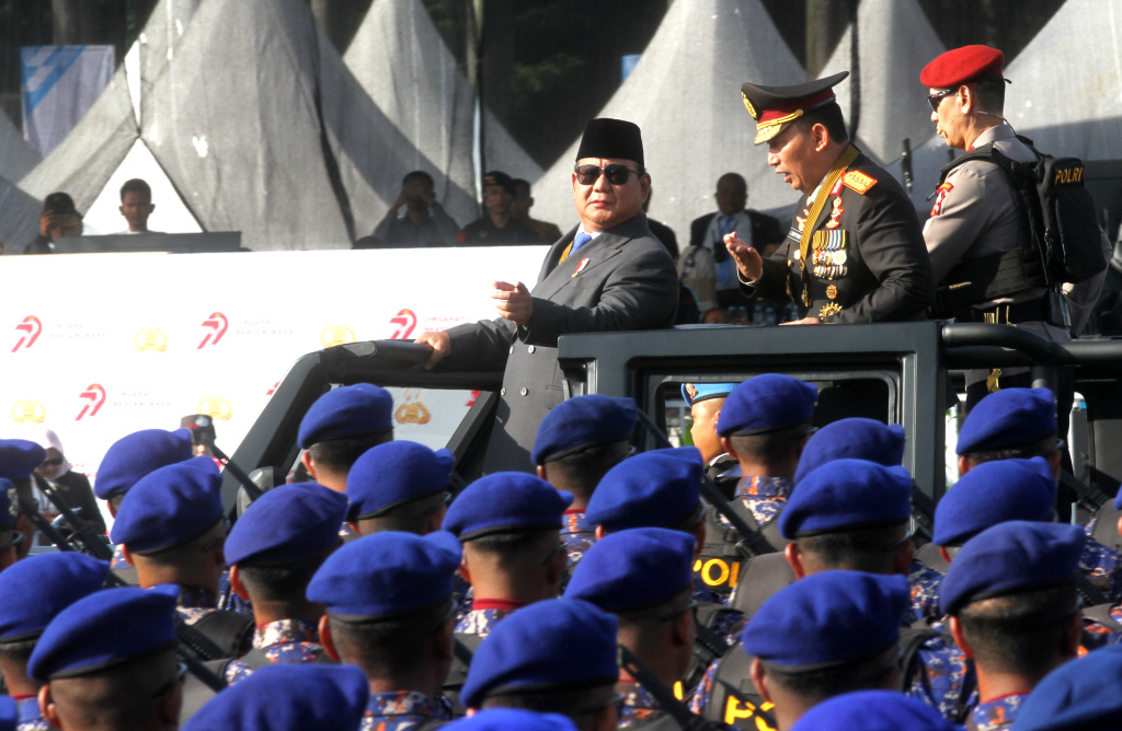 Presiden Prabowo Subianto dan Kapolri Jenderal Listyo Sigit Prabowo melakukan pengecekan pasukan di HUT ke-79 Bhayangkara di Monas, Jakarta, Selasa (1/7/2025). (Beritanasional.com/Oke Atmaja)