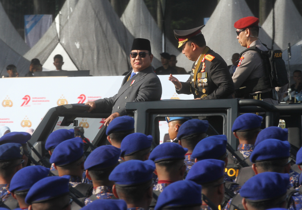 Presiden Prabowo Subianto dan Kapolri Jenderal Listyo Sigit Prabowo melakukan pengecekan pasukan di HUT ke-79 Bhayangkara di Monas, Jakarta, Selasa (1/7/2025). (Beritanasional.com/Oke Atmaja)