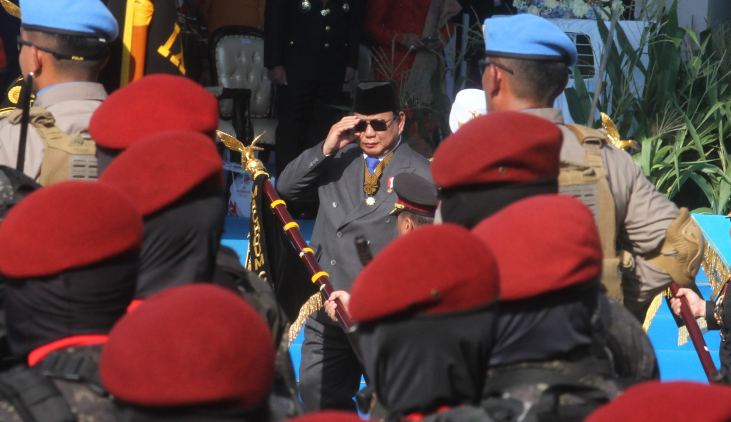 Presiden Prabowo Subianto dan Kapolri Jenderal Listyo Sigit Prabowo melakukan pengecekan pasukan di HUT ke-79 Bhayangkara di Monas, Jakarta, Selasa (1/7/2025). (Beritanasional.com/Oke Atmaja)