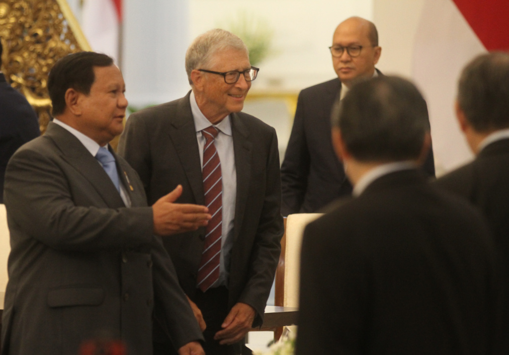 Presiden Prabowo bertemu dengan Bill Gates Presiden Prabowo Subianto (kanan) bersama Pendiri Microsoft dan tokoh filantropi dunia Bill Gates (kiri) didampingi Mensesneg Prasetyo Hadi (kedua kiri) dan Seskab Teddy Indra Wijaya (kedua kanan) melakukan pertemuan dengan para pengusaha di Istana Merdeka, Jakarta, Rabu (7/5/2025). (Berita nasional.com/Oke Atmaja)