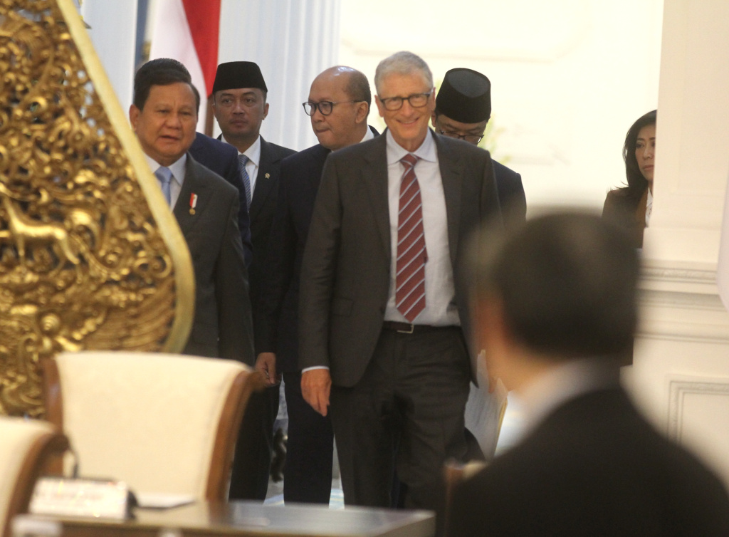 Presiden Prabowo bertemu dengan Bill Gates Presiden Prabowo Subianto (kanan) bersama Pendiri Microsoft dan tokoh filantropi dunia Bill Gates (kiri) didampingi Mensesneg Prasetyo Hadi (kedua kiri) dan Seskab Teddy Indra Wijaya (kedua kanan) melakukan pertemuan dengan para pengusaha di Istana Merdeka, Jakarta, Rabu (7/5/2025). (Berita nasional.com/Oke Atmaja)