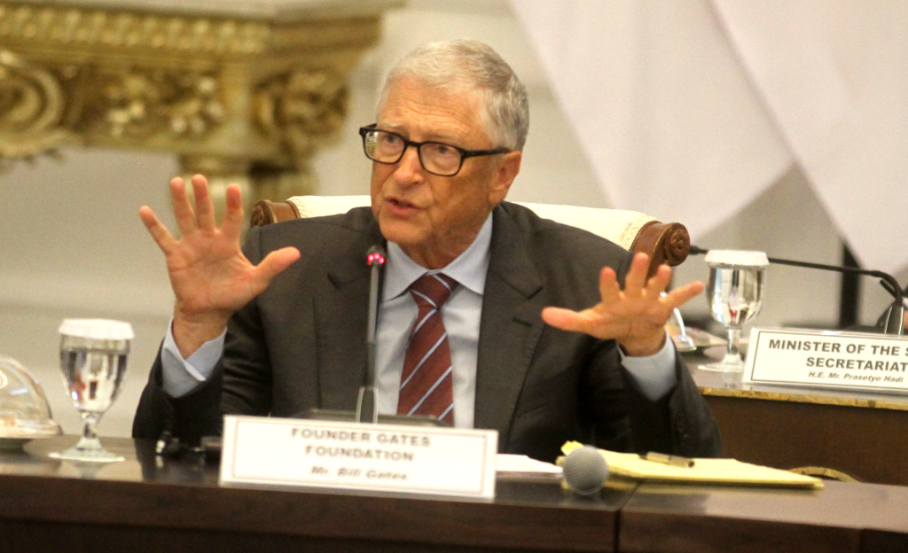 Presiden Prabowo bertemu dengan Bill Gates Presiden Prabowo Subianto (kanan) bersama Pendiri Microsoft dan tokoh filantropi dunia Bill Gates (kiri) didampingi Mensesneg Prasetyo Hadi (kedua kiri) dan Seskab Teddy Indra Wijaya (kedua kanan) melakukan pertemuan dengan para pengusaha di Istana Merdeka, Jakarta, Rabu (7/5/2025). (Berita nasional.com/Oke Atmaja)