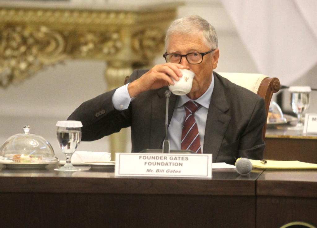 Presiden Prabowo bertemu dengan Bill Gates Presiden Prabowo Subianto (kanan) bersama Pendiri Microsoft dan tokoh filantropi dunia Bill Gates (kiri) didampingi Mensesneg Prasetyo Hadi (kedua kiri) dan Seskab Teddy Indra Wijaya (kedua kanan) melakukan pertemuan dengan para pengusaha di Istana Merdeka, Jakarta, Rabu (7/5/2025). (Berita nasional.com/Oke Atmaja)