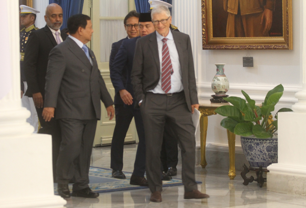 Presiden Prabowo bertemu dengan Bill Gates Presiden Prabowo Subianto (kanan) bersama Pendiri Microsoft dan tokoh filantropi dunia Bill Gates (kiri) didampingi Mensesneg Prasetyo Hadi (kedua kiri) dan Seskab Teddy Indra Wijaya (kedua kanan) melakukan pertemuan dengan para pengusaha di Istana Merdeka, Jakarta, Rabu (7/5/2025). (Berita nasional.com/Oke Atmaja)