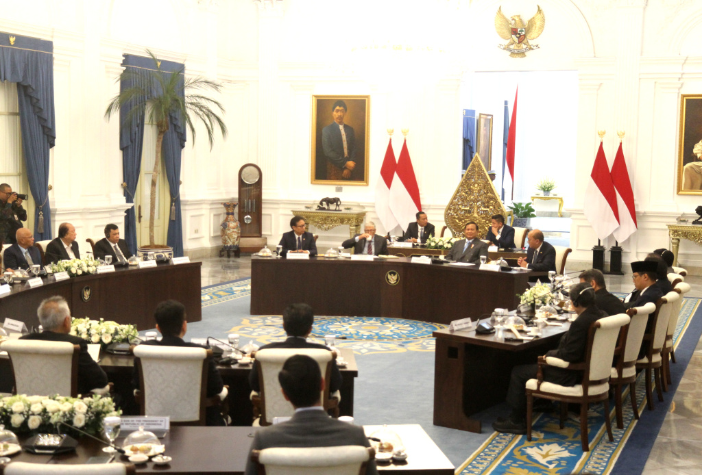 Presiden Prabowo bertemu dengan Bill Gates Presiden Prabowo Subianto (kanan) bersama Pendiri Microsoft dan tokoh filantropi dunia Bill Gates (kiri) didampingi Mensesneg Prasetyo Hadi (kedua kiri) dan Seskab Teddy Indra Wijaya (kedua kanan) melakukan pertemuan dengan para pengusaha di Istana Merdeka, Jakarta, Rabu (7/5/2025). (Berita nasional.com/Oke Atmaja)