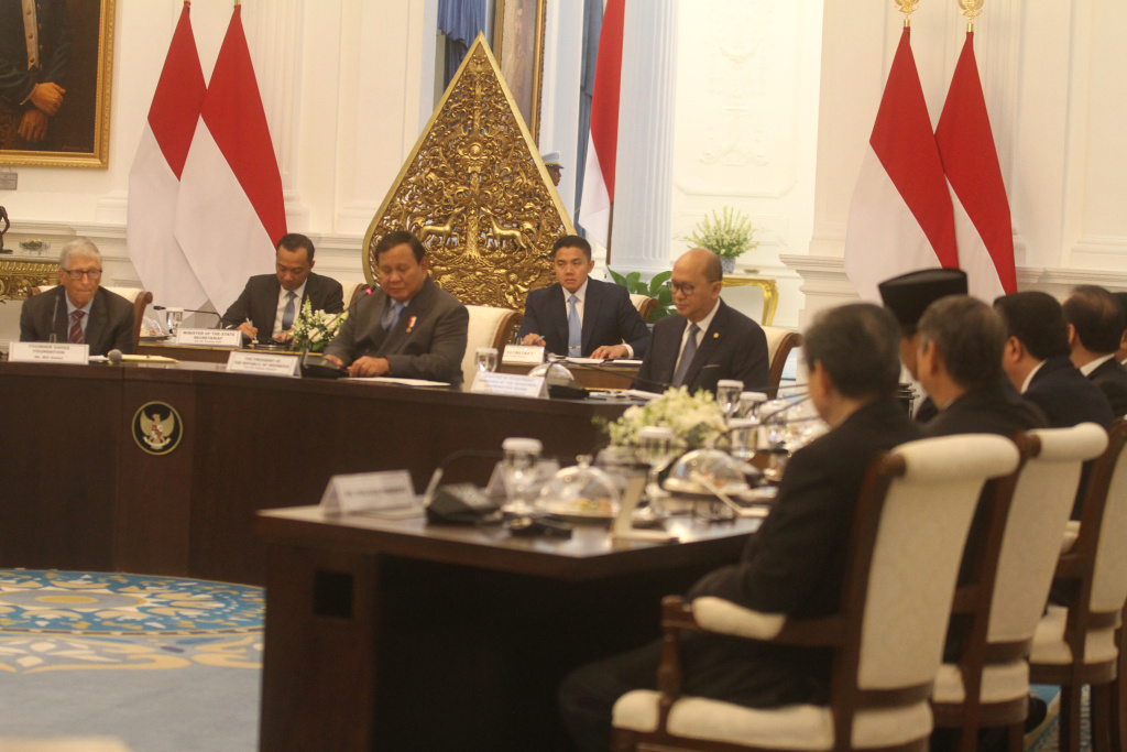 Presiden Prabowo bertemu dengan Bill Gates Presiden Prabowo Subianto (kanan) bersama Pendiri Microsoft dan tokoh filantropi dunia Bill Gates (kiri) didampingi Mensesneg Prasetyo Hadi (kedua kiri) dan Seskab Teddy Indra Wijaya (kedua kanan) melakukan pertemuan dengan para pengusaha di Istana Merdeka, Jakarta, Rabu (7/5/2025). (Berita nasional.com/Oke Atmaja)
