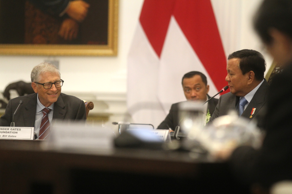 Presiden Prabowo bertemu dengan Bill Gates Presiden Prabowo Subianto (kanan) bersama Pendiri Microsoft dan tokoh filantropi dunia Bill Gates (kiri) didampingi Mensesneg Prasetyo Hadi (kedua kiri) dan Seskab Teddy Indra Wijaya (kedua kanan) melakukan pertemuan dengan para pengusaha di Istana Merdeka, Jakarta, Rabu (7/5/2025). (Berita nasional.com/Oke Atmaja)