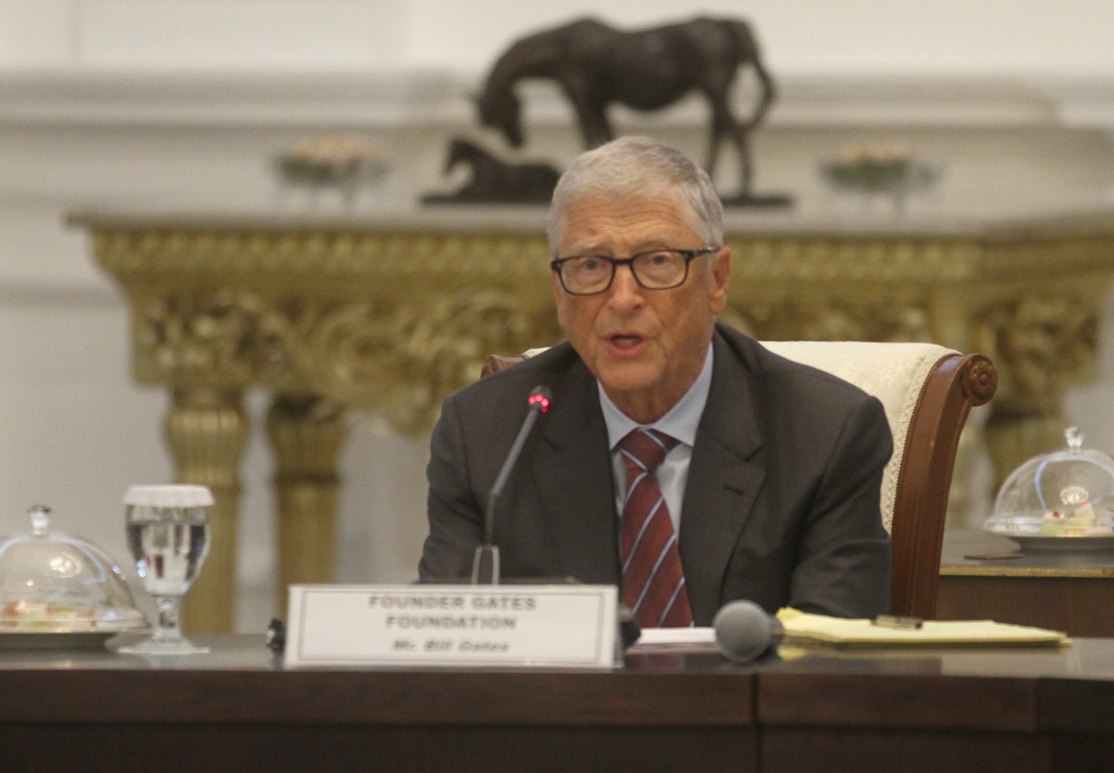 Presiden Prabowo bertemu dengan Bill Gates Presiden Prabowo Subianto (kanan) bersama Pendiri Microsoft dan tokoh filantropi dunia Bill Gates (kiri) didampingi Mensesneg Prasetyo Hadi (kedua kiri) dan Seskab Teddy Indra Wijaya (kedua kanan) melakukan pertemuan dengan para pengusaha di Istana Merdeka, Jakarta, Rabu (7/5/2025). (Berita nasional.com/Oke Atmaja)