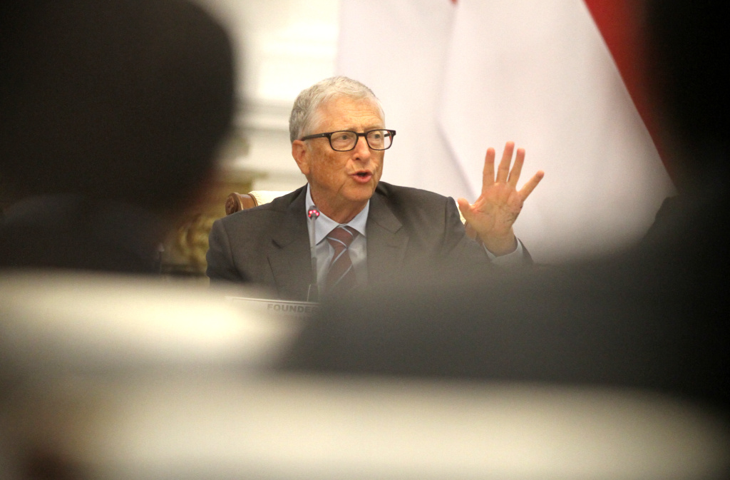 Presiden Prabowo bertemu dengan Bill Gates Presiden Prabowo Subianto (kanan) bersama Pendiri Microsoft dan tokoh filantropi dunia Bill Gates (kiri) didampingi Mensesneg Prasetyo Hadi (kedua kiri) dan Seskab Teddy Indra Wijaya (kedua kanan) melakukan pertemuan dengan para pengusaha di Istana Merdeka, Jakarta, Rabu (7/5/2025). (Berita nasional.com/Oke Atmaja)
