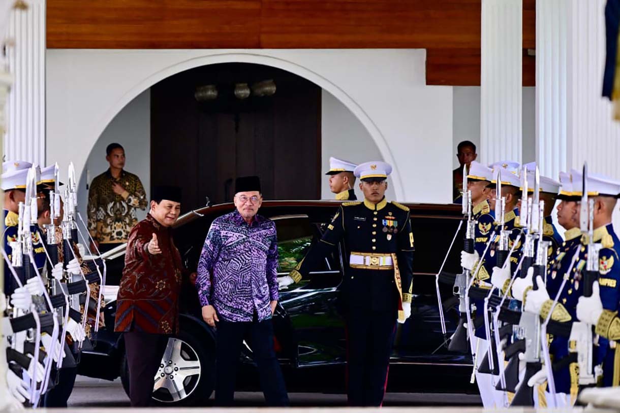 Presiden Prabowo Subianto (kanan) berbincang dengan Perdana Menteri Malaysia Anwar Ibrahim menerima kunjungan di Istana Merdeka, Jakarta, Jumat (27/3/2026). (Biropers)