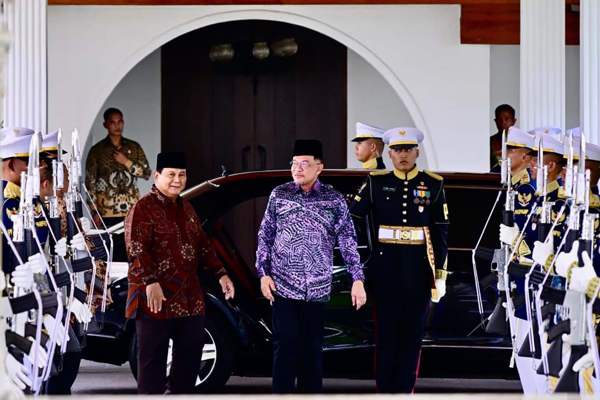 Presiden Prabowo Subianto (kanan) berbincang dengan Perdana Menteri Malaysia Anwar Ibrahim menerima kunjungan di Istana Merdeka, Jakarta, Jumat (27/3/2026). (Biropers)