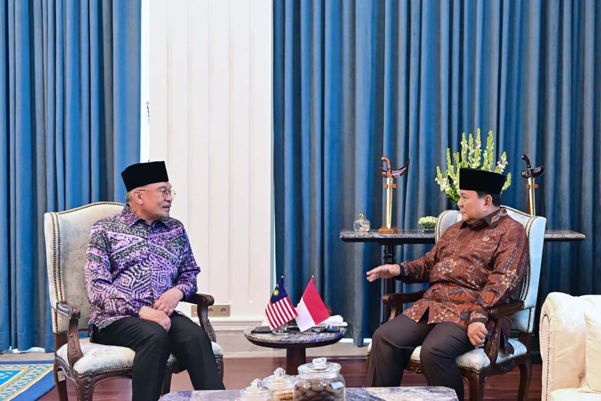 Presiden Prabowo Subianto (kanan) berbincang dengan Perdana Menteri Malaysia Anwar Ibrahim menerima kunjungan di Istana Merdeka, Jakarta, Jumat (27/3/2026). (Biropers)