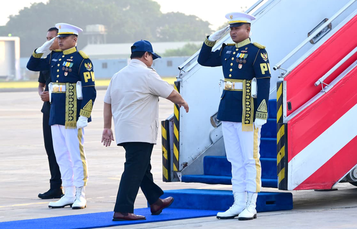 Presiden Prabowo Subianto memasuki Pesawat Kepresidenan sebelum bertolak menuju wilayah terdampak bencana banjir di Pulau Sumatra di Bandara Halim Perdanakusuma, Jakarta, Senin (1/12/2025). (Biropers)