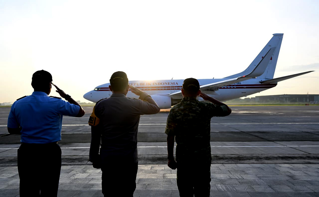 Presiden Prabowo Subianto memasuki Pesawat Kepresidenan sebelum bertolak menuju wilayah terdampak bencana banjir di Pulau Sumatra di Bandara Halim Perdanakusuma, Jakarta, Senin (1/12/2025). (Biropers)
