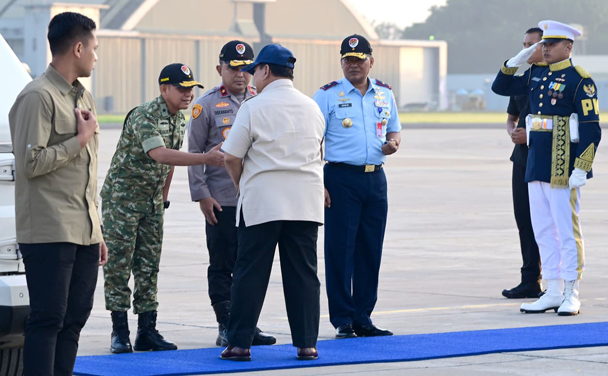 Presiden Prabowo Subianto memasuki Pesawat Kepresidenan sebelum bertolak menuju wilayah terdampak bencana banjir di Pulau Sumatra di Bandara Halim Perdanakusuma, Jakarta, Senin (1/12/2025). (Biropers)