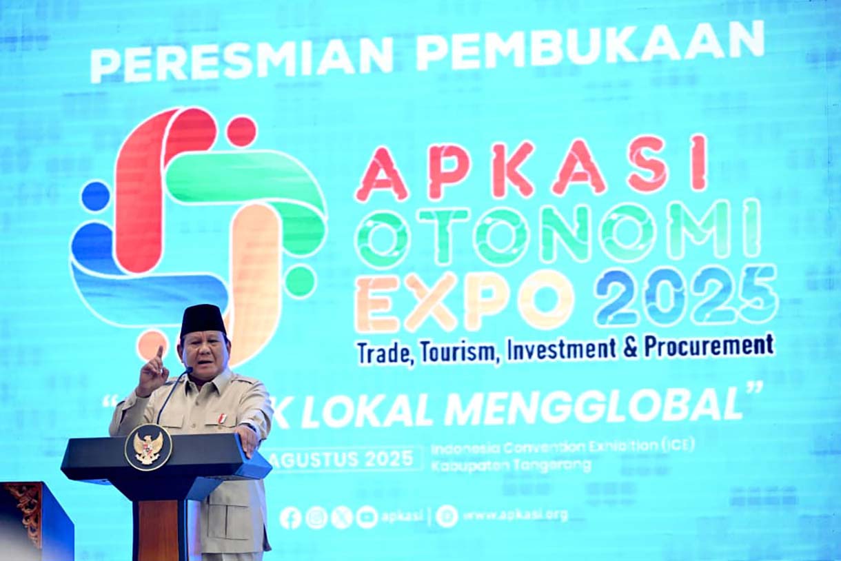 Presiden Prabowo buka Apkasi Otonomi Expo 2025 Presiden Prabowo Subianto mencoba kopi saat meninjau stan pameran usai meresmikan dan membuka Apkasi Otonomi Expo 2025: Trade, Tourism, Investment, and Procurement di ICE BSD, Tangerang, Banten, Kamis (28/8/2025). (Biropers/Beritanasional.com/Oke Atmaja)