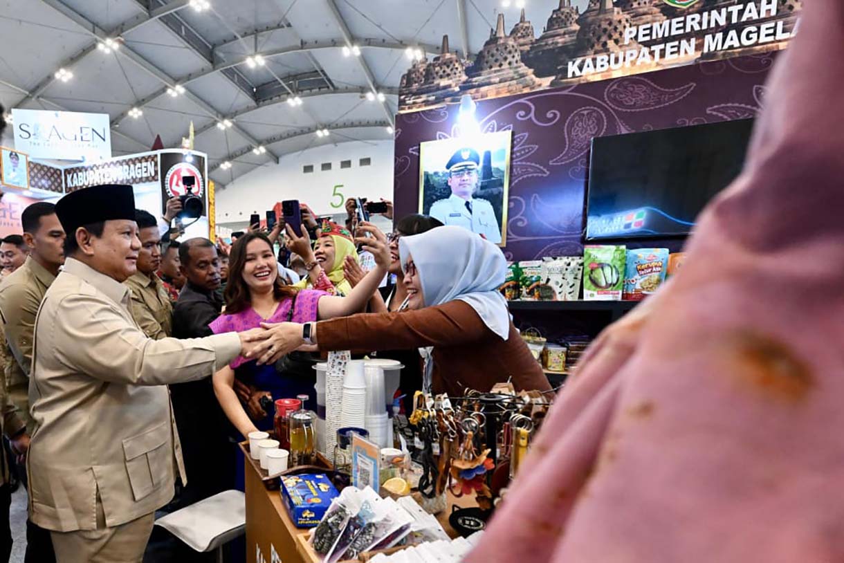 Presiden Prabowo buka Apkasi Otonomi Expo 2025 Presiden Prabowo Subianto mencoba kopi saat meninjau stan pameran usai meresmikan dan membuka Apkasi Otonomi Expo 2025: Trade, Tourism, Investment, and Procurement di ICE BSD, Tangerang, Banten, Kamis (28/8/2025). (Biropers/Beritanasional.com/Oke Atmaja)