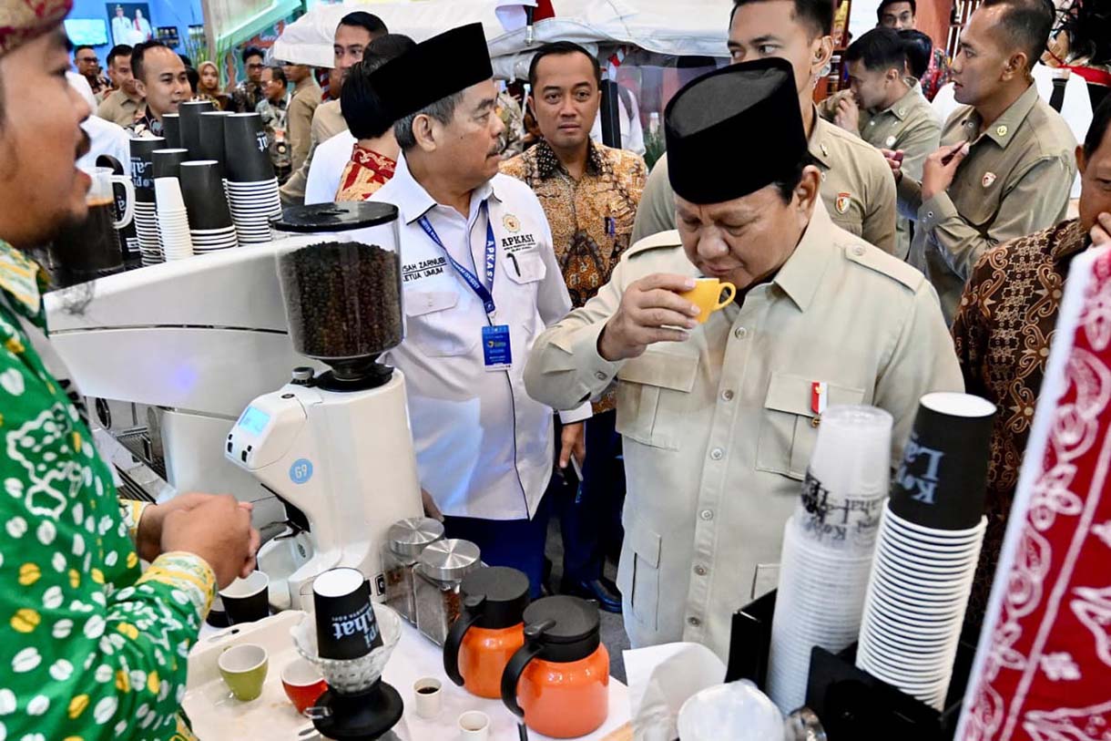 Presiden Prabowo buka Apkasi Otonomi Expo 2025 Presiden Prabowo Subianto mencoba kopi saat meninjau stan pameran usai meresmikan dan membuka Apkasi Otonomi Expo 2025: Trade, Tourism, Investment, and Procurement di ICE BSD, Tangerang, Banten, Kamis (28/8/2025). (Biropers/Beritanasional.com/Oke Atmaja)