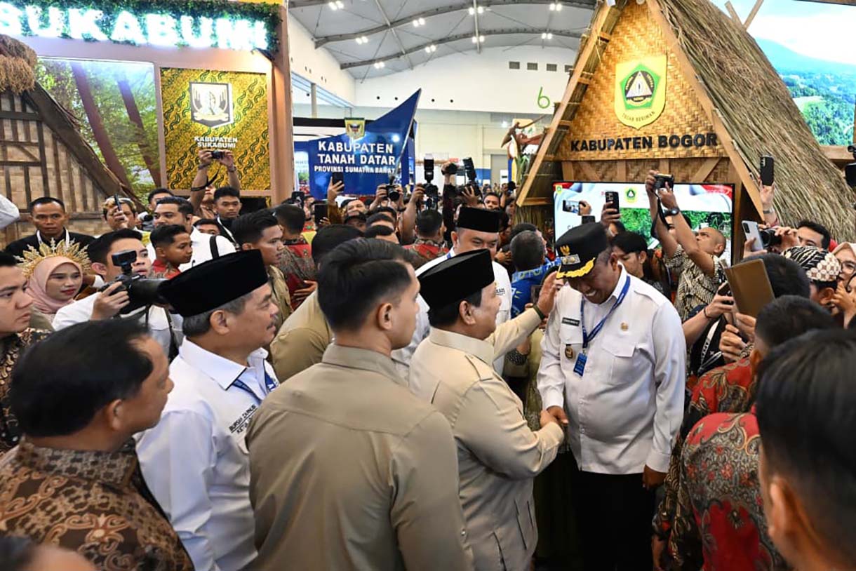 Presiden Prabowo buka Apkasi Otonomi Expo 2025 Presiden Prabowo Subianto mencoba kopi saat meninjau stan pameran usai meresmikan dan membuka Apkasi Otonomi Expo 2025: Trade, Tourism, Investment, and Procurement di ICE BSD, Tangerang, Banten, Kamis (28/8/2025). (Biropers/Beritanasional.com/Oke Atmaja)