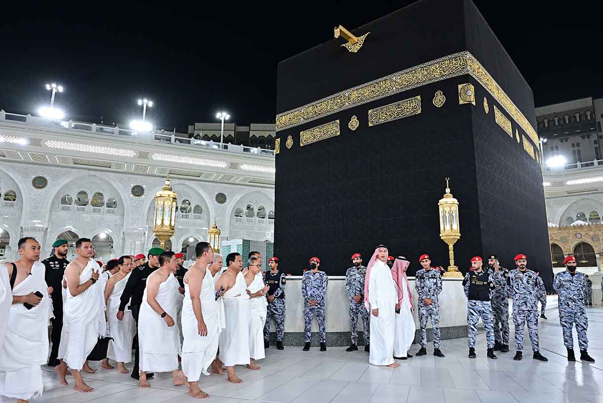 Presiden Prabowo mencium Hajar Aswad saat melaksanakan ibadah Umrah di Kota Suci Makkah Rabu dini hari (3/7/2025).  (Biropers)