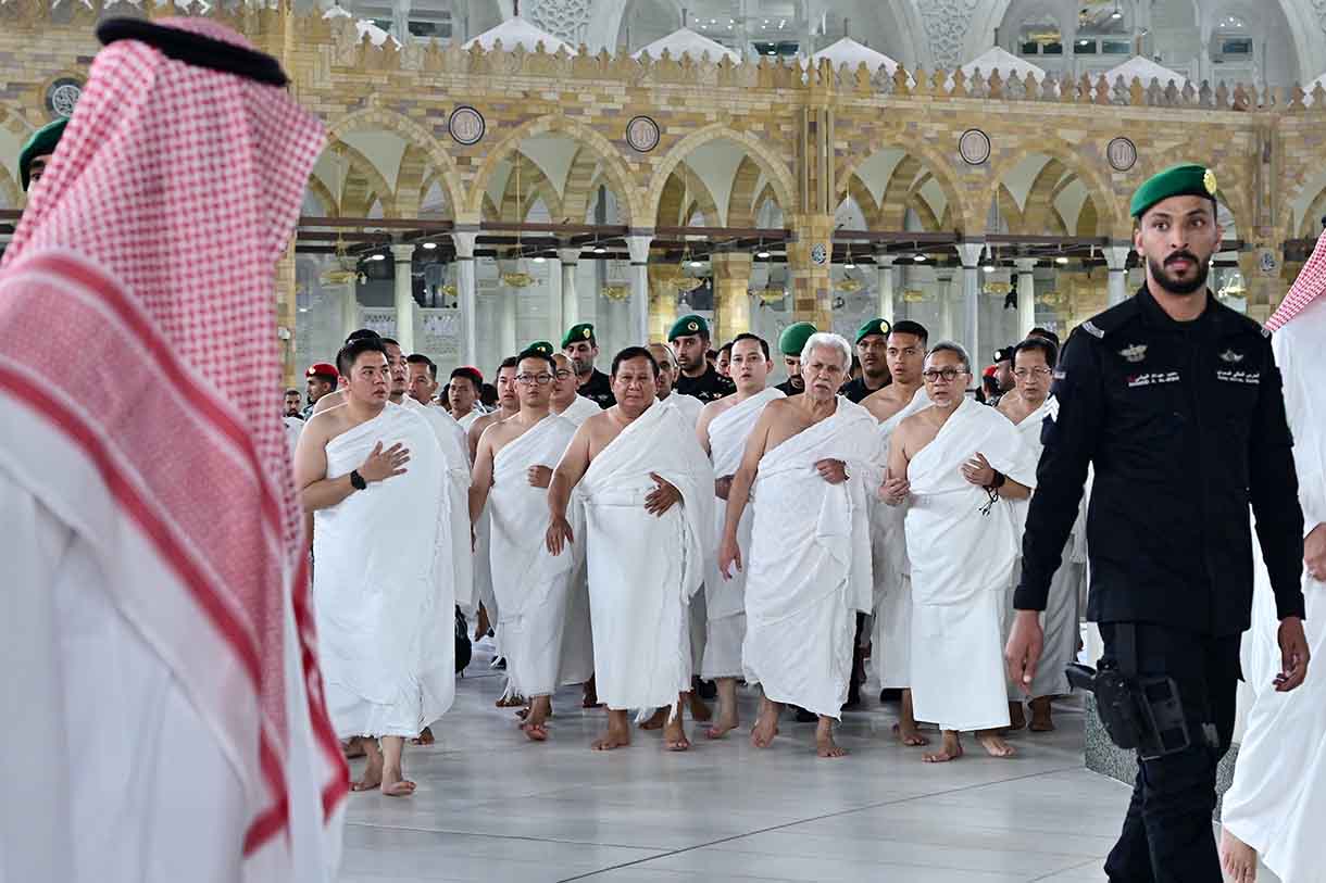 Presiden Prabowo mencium Hajar Aswad saat melaksanakan ibadah Umrah di Kota Suci Makkah Rabu dini hari (3/7/2025).  (Biropers)