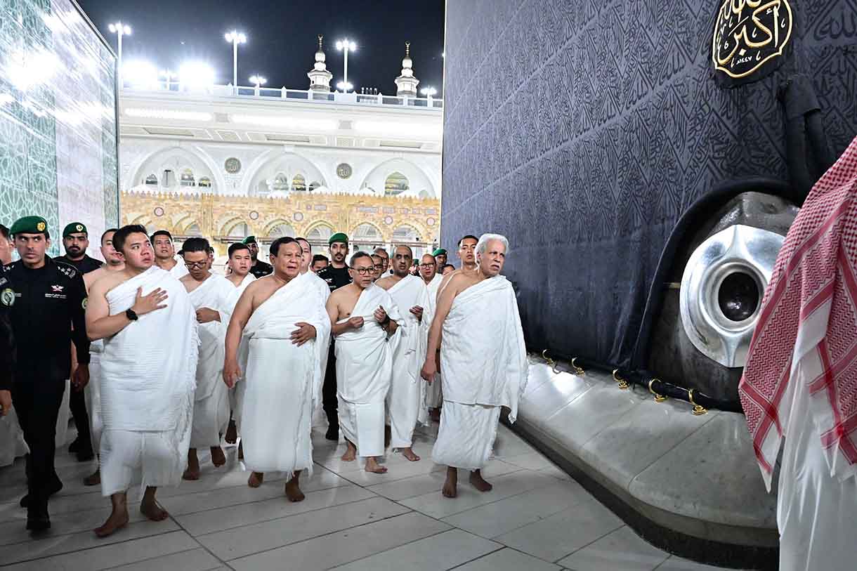 Presiden Prabowo mencium Hajar Aswad saat melaksanakan ibadah Umrah di Kota Suci Makkah Rabu dini hari (3/7/2025).  (Biropers)