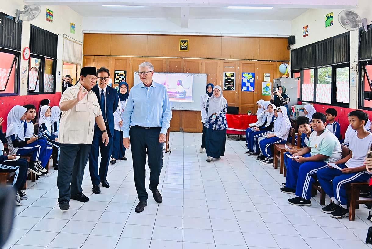 Presiden Prabowo dan Bill Gates tinjau MBG Presiden Prabowo Subianto (kiri) dan Pendiri Microsoft dan tokoh filantropi dunia Bill Gates berbincang saat meninjau pelaksanaan program Makan Bergizi Gratis (MBG) di SDN 03 Jati Pulogadung, Jakarta, Rabu (7/5/2025). (Beritanasional.com/Oke Atmaja)