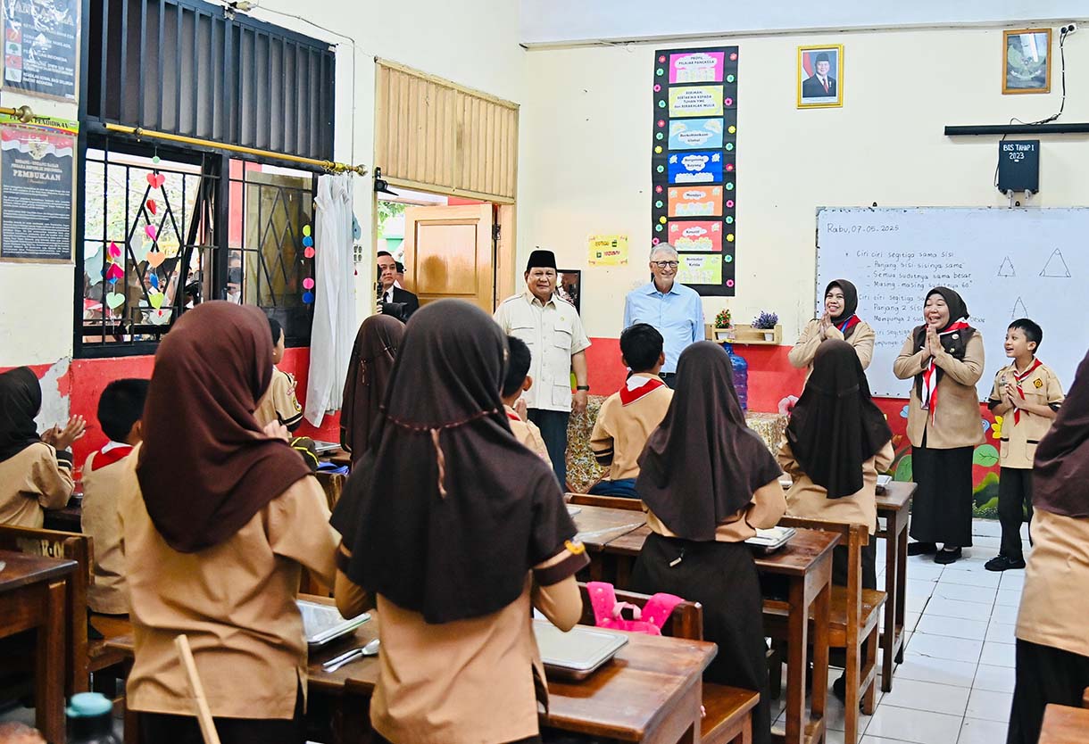 Presiden Prabowo dan Bill Gates tinjau MBG Presiden Prabowo Subianto (kiri) dan Pendiri Microsoft dan tokoh filantropi dunia Bill Gates berbincang saat meninjau pelaksanaan program Makan Bergizi Gratis (MBG) di SDN 03 Jati Pulogadung, Jakarta, Rabu (7/5/2025). (Beritanasional.com/Oke Atmaja)