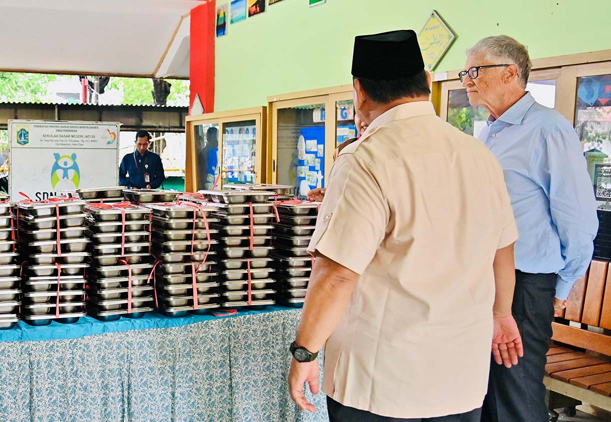 Presiden Prabowo dan Bill Gates tinjau MBG Presiden Prabowo Subianto (kiri) dan Pendiri Microsoft dan tokoh filantropi dunia Bill Gates berbincang saat meninjau pelaksanaan program Makan Bergizi Gratis (MBG) di SDN 03 Jati Pulogadung, Jakarta, Rabu (7/5/2025). (Beritanasional.com/Oke Atmaja)