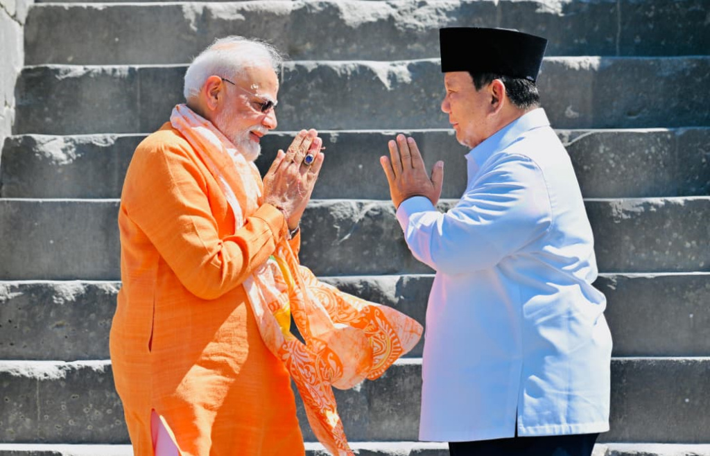 Presiden Prabowo Subianto (kanan) mendampingi Perdana Menteri (PM) India Narendra Modi (kiri) saat mengunjungi Candi Prambanan di Sleman, DI Yogyakarta, Rabu (8/7/2026). (Biropers)