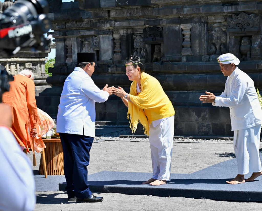Presiden Prabowo Subianto (kanan) mendampingi Perdana Menteri (PM) India Narendra Modi (kiri) saat mengunjungi Candi Prambanan di Sleman, DI Yogyakarta, Rabu (8/7/2026). (Biropers)