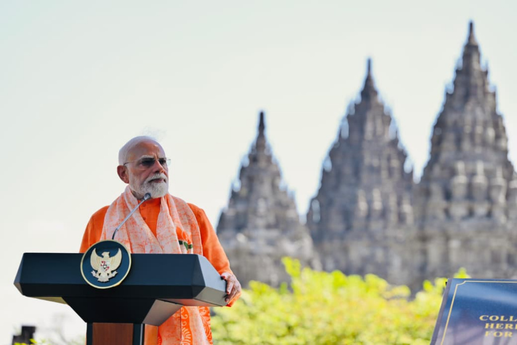 Presiden Prabowo Subianto (kanan) mendampingi Perdana Menteri (PM) India Narendra Modi (kiri) saat mengunjungi Candi Prambanan di Sleman, DI Yogyakarta, Rabu (8/7/2026). (Biropers)
