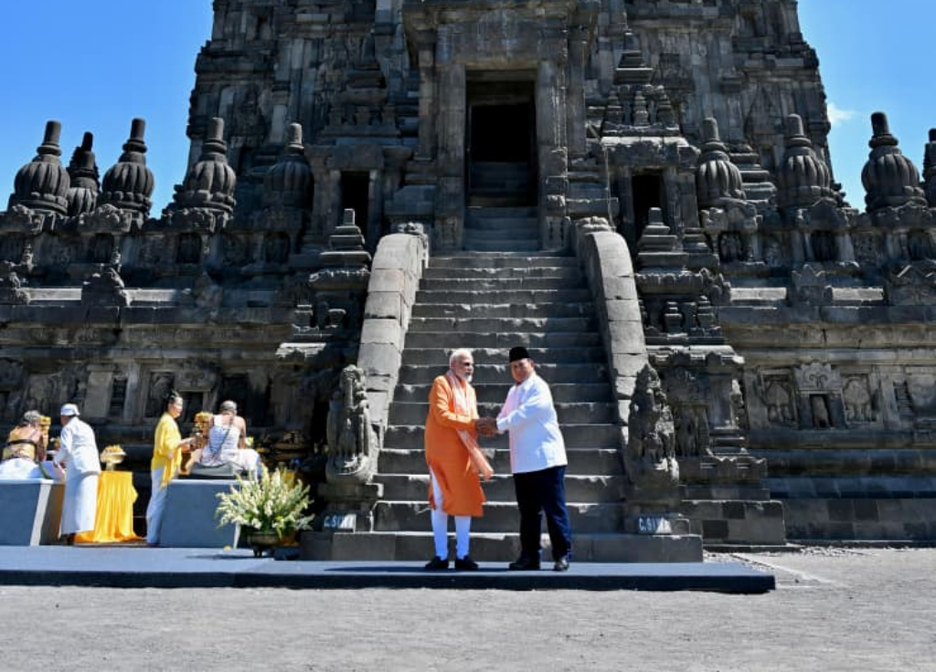Presiden Prabowo Subianto (kanan) mendampingi Perdana Menteri (PM) India Narendra Modi (kiri) saat mengunjungi Candi Prambanan di Sleman, DI Yogyakarta, Rabu (8/7/2026). (Biropers)