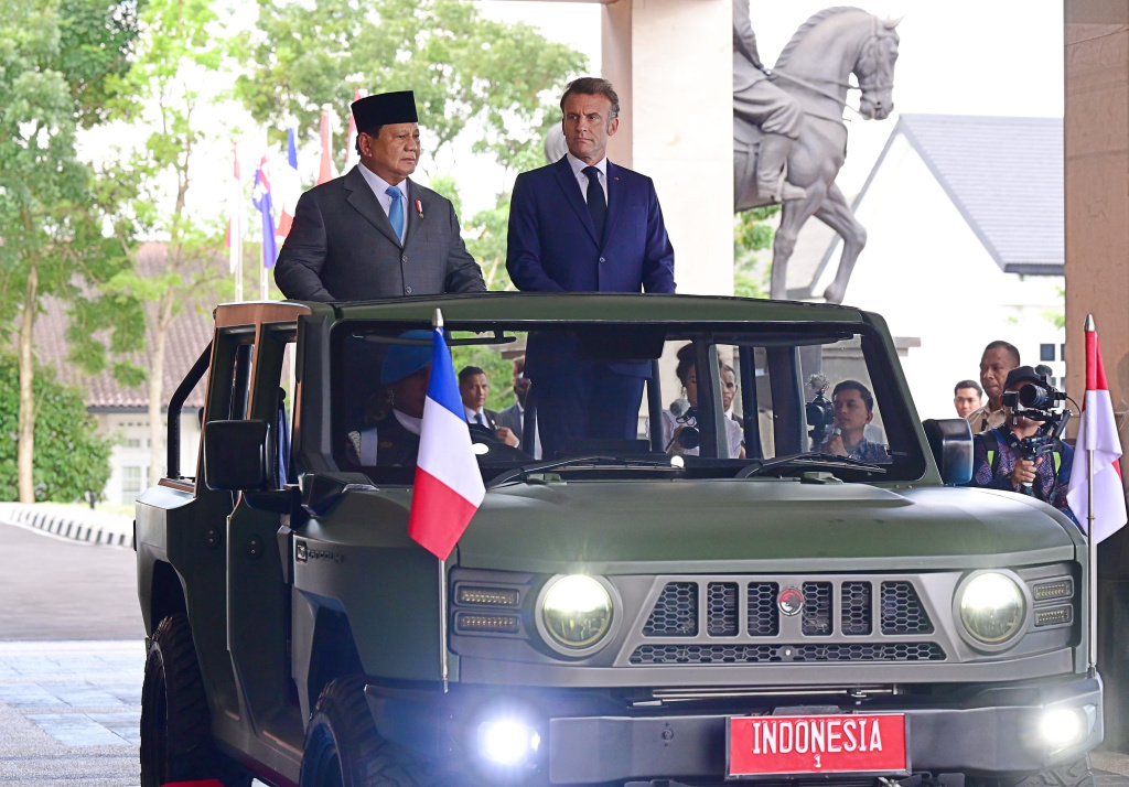 Presiden Prabowo dan Presiden Macron Kunjungi Akmil Presiden Prabowo Subianto (kiri) dan Presiden Prancis Emmanuel Macron berdiri di atas mobil Maung Tangguh saat memeriksa pasukan di Akademi Militer (Akmil), Magelang, Jawa Tengah, Kamis (29/5/2025). (Biro Pers)