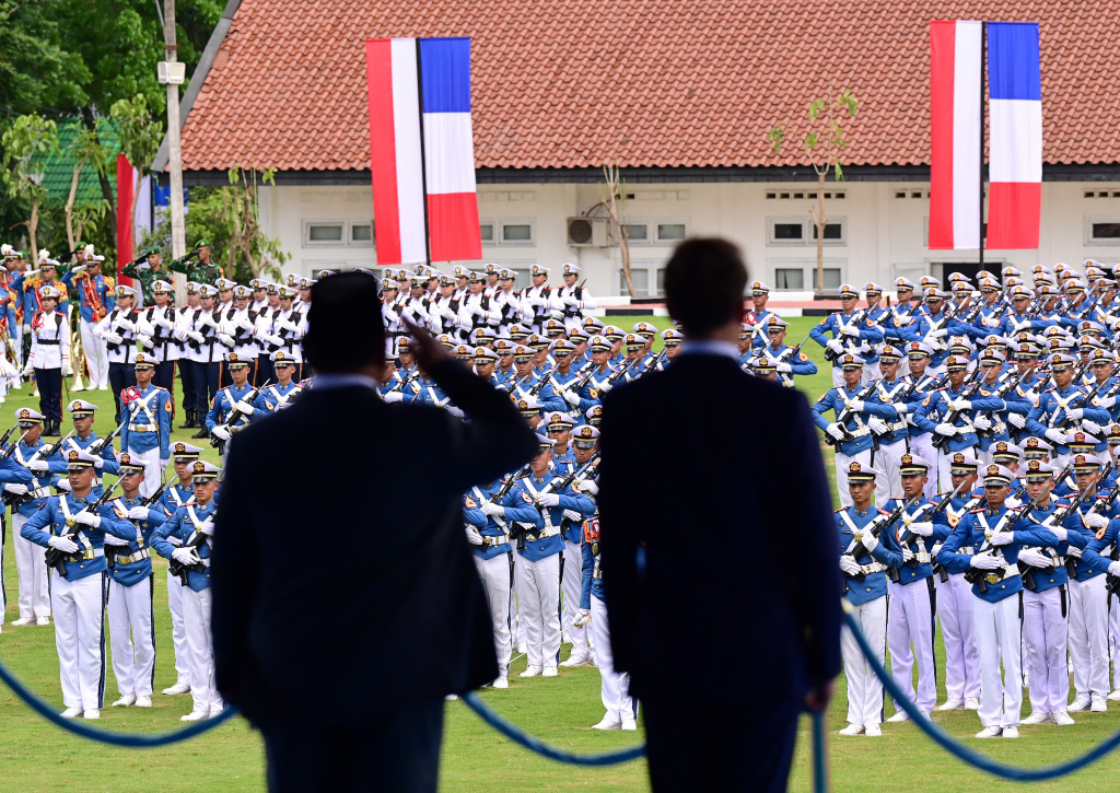 Presiden Prabowo dan Presiden Macron Kunjungi Akmil Presiden Prabowo Subianto (kiri) dan Presiden Prancis Emmanuel Macron berdiri di atas mobil Maung Tangguh saat memeriksa pasukan di Akademi Militer (Akmil), Magelang, Jawa Tengah, Kamis (29/5/2025). (Biro Pers)