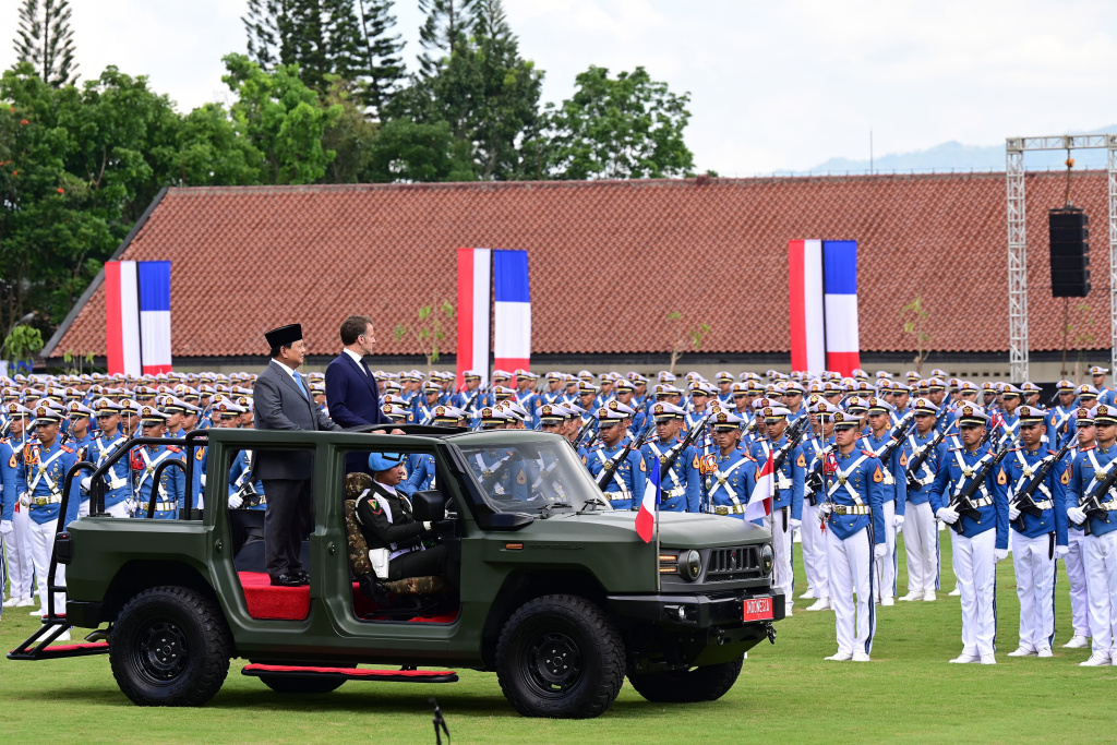 Presiden Prabowo dan Presiden Macron Kunjungi Akmil Presiden Prabowo Subianto (kiri) dan Presiden Prancis Emmanuel Macron berdiri di atas mobil Maung Tangguh saat memeriksa pasukan di Akademi Militer (Akmil), Magelang, Jawa Tengah, Kamis (29/5/2025). (Biro Pers)