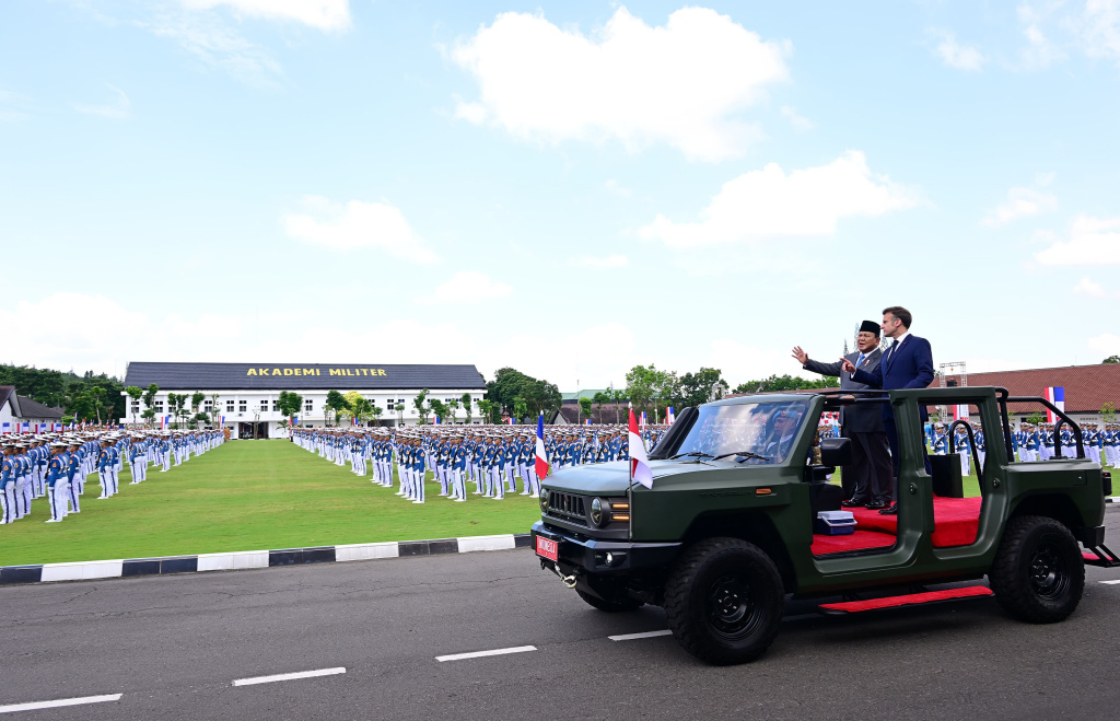 Presiden Prabowo dan Presiden Macron Kunjungi Akmil Presiden Prabowo Subianto (kiri) dan Presiden Prancis Emmanuel Macron berdiri di atas mobil Maung Tangguh saat memeriksa pasukan di Akademi Militer (Akmil), Magelang, Jawa Tengah, Kamis (29/5/2025). (Biro Pers)