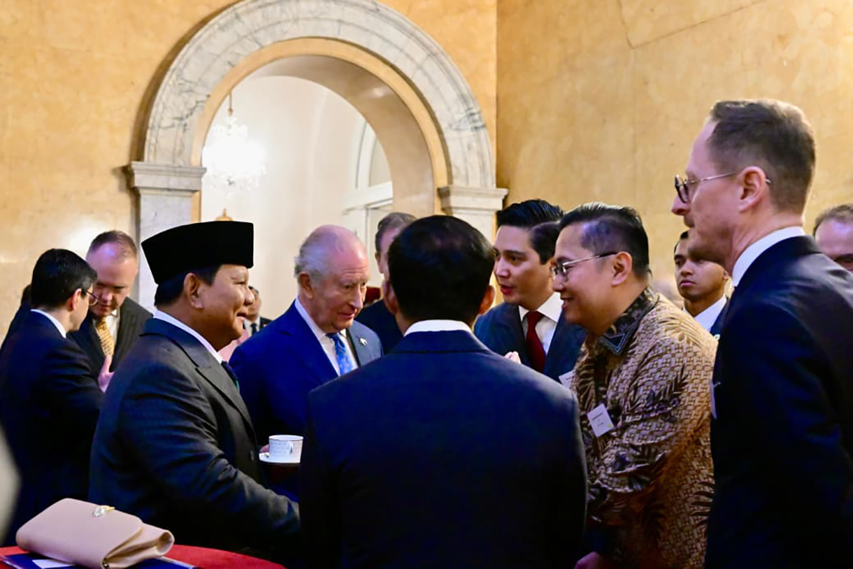 Presiden Prabowo Subianto (kiri) berbincang dengan Raja Charles III (kedua kiri) sebelum menemui kelompok filantropi lingkungan Indonesia-Inggris di Lancaster House, London, Inggris, Rabu (21/1/2026). (Biropers)