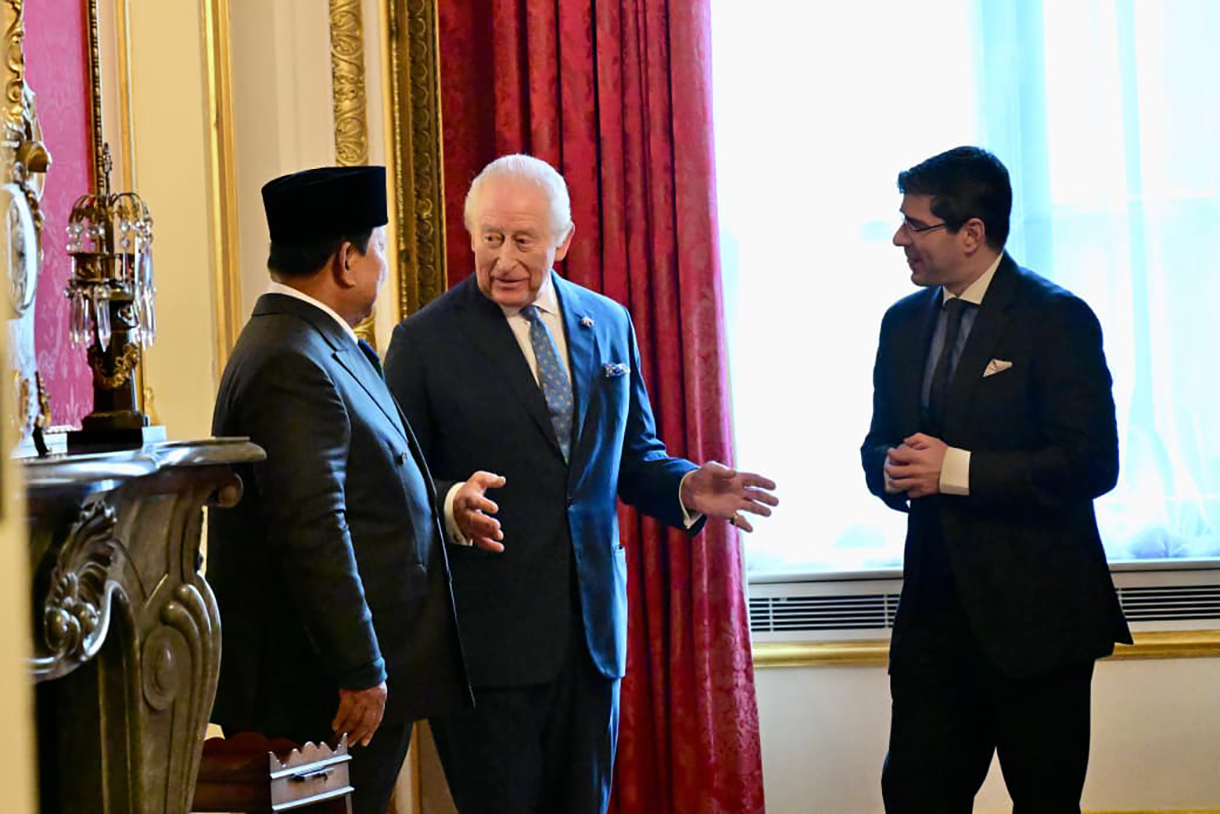 Presiden Prabowo Subianto (kiri) berbincang dengan Raja Charles III (kedua kiri) sebelum menemui kelompok filantropi lingkungan Indonesia-Inggris di Lancaster House, London, Inggris, Rabu (21/1/2026). (Biropers)