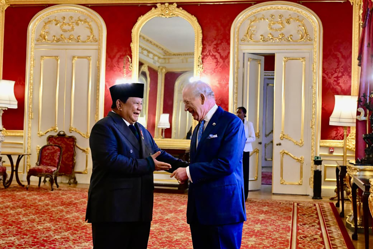Presiden Prabowo Subianto (kiri) berbincang dengan Raja Charles III (kedua kiri) sebelum menemui kelompok filantropi lingkungan Indonesia-Inggris di Lancaster House, London, Inggris, Rabu (21/1/2026). (Biropers)