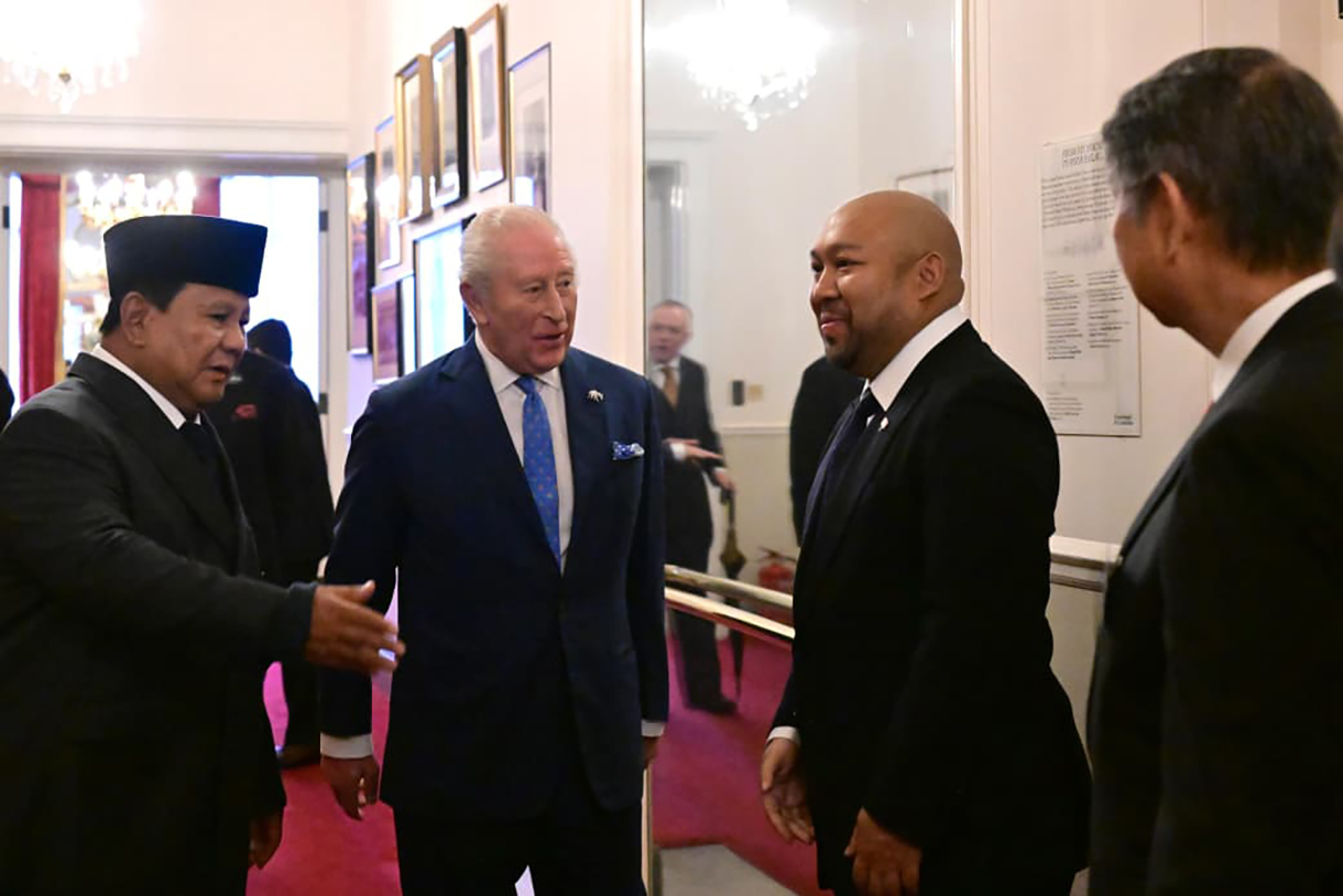 Presiden Prabowo Subianto (kiri) berbincang dengan Raja Charles III (kedua kiri) sebelum menemui kelompok filantropi lingkungan Indonesia-Inggris di Lancaster House, London, Inggris, Rabu (21/1/2026). (Biropers)