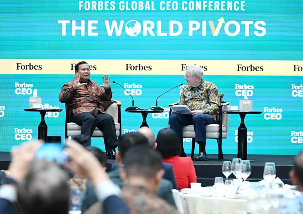 Presiden Prabowo hadiri Forbes Global CEO Conference 2025 Presiden Prabowo Subianto (kiri) berdialog dengan Pimpinan Forbes Media Steve Forbes (kanan) pada Forbes Global CEO Conference 2025 di Jakarta, Rabu (15/10/2025). (Biropers)