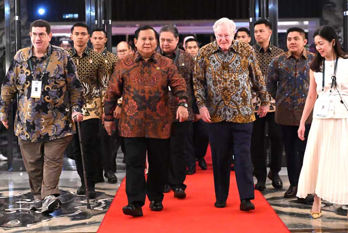Presiden Prabowo hadiri Forbes Global CEO Conference 2025 Presiden Prabowo Subianto (kiri) berdialog dengan Pimpinan Forbes Media Steve Forbes (kanan) pada Forbes Global CEO Conference 2025 di Jakarta, Rabu (15/10/2025). (Biropers)