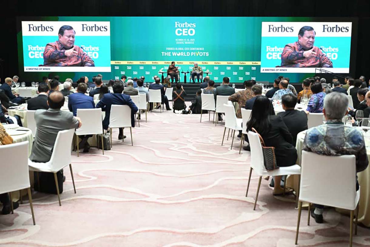 Presiden Prabowo hadiri Forbes Global CEO Conference 2025 Presiden Prabowo Subianto (kiri) berdialog dengan Pimpinan Forbes Media Steve Forbes (kanan) pada Forbes Global CEO Conference 2025 di Jakarta, Rabu (15/10/2025). (Biropers)