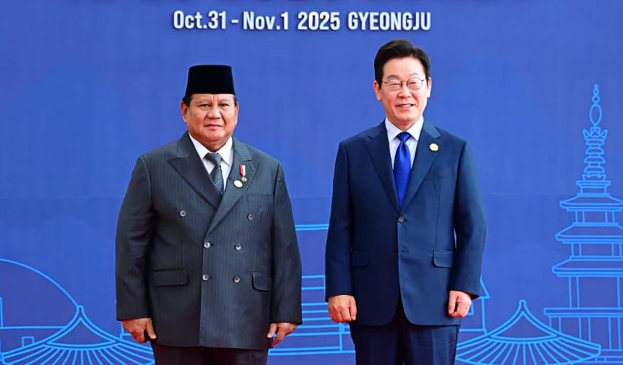 Presiden Prabowo Subianto bersalaman dengan Presiden Korsel Lee Jae-Myung saat menghadiri Konferensi Tingkat Tinggi (KTT) APEC 2025, di Gyeongju, Korea Selatan, Jumat (31/10/2025). (Beritanasional.com/Oke Atmaja)