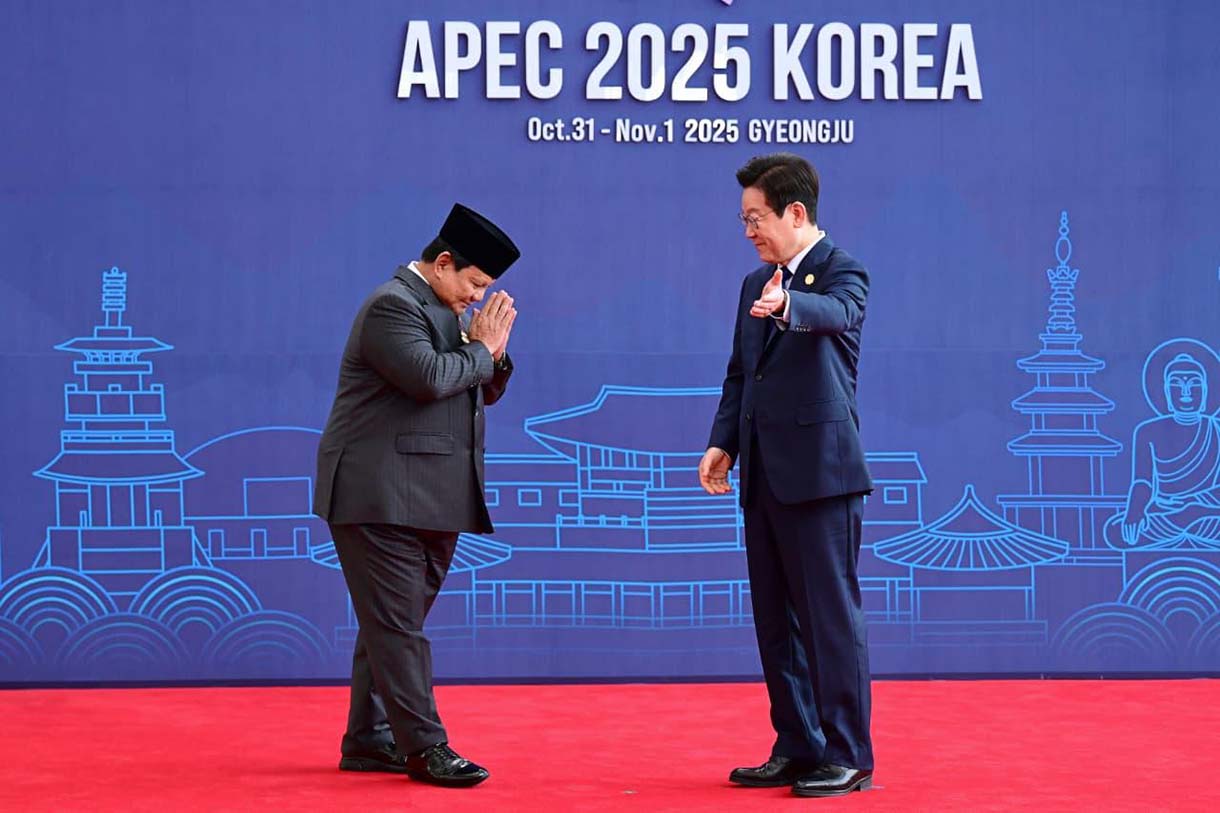 Presiden Prabowo Subianto bersalaman dengan Presiden Korsel Lee Jae-Myung saat menghadiri Konferensi Tingkat Tinggi (KTT) APEC 2025, di Gyeongju, Korea Selatan, Jumat (31/10/2025). (Beritanasional.com/Oke Atmaja)