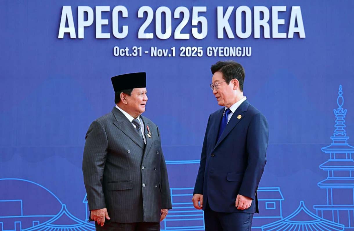 Presiden Prabowo Subianto bersalaman dengan Presiden Korsel Lee Jae-Myung saat menghadiri Konferensi Tingkat Tinggi (KTT) APEC 2025, di Gyeongju, Korea Selatan, Jumat (31/10/2025). (Beritanasional.com/Oke Atmaja)