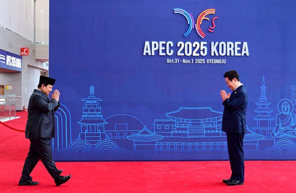 Presiden Prabowo Subianto bersalaman dengan Presiden Korsel Lee Jae-Myung saat menghadiri Konferensi Tingkat Tinggi (KTT) APEC 2025, di Gyeongju, Korea Selatan, Jumat (31/10/2025). (Beritanasional.com/Oke Atmaja)