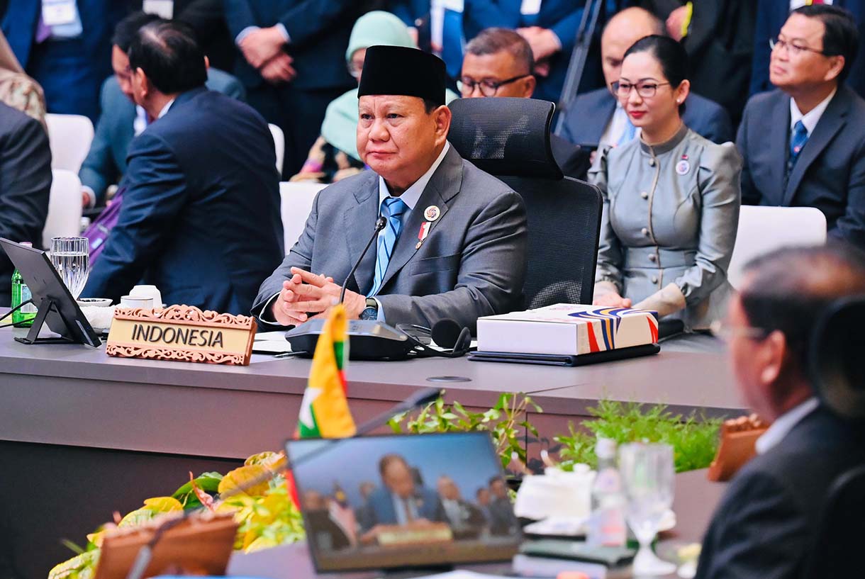Presiden Indonesia Prabowo Subianto mendengarkan pidato PM Malaysia Anwar Ibrahim pada pembukaan KTT ASEAN. (Foto/BPMI)